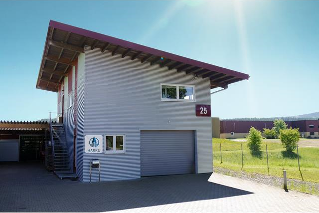 Hier fertigen wir auf Kundenwunsch ihre Kunststoffpräzisionsteile Hier fertigen wir auf Kundenwunsch ihre Kunststoffpräzisionsteile